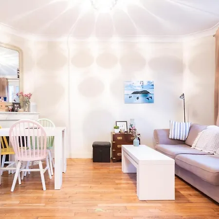 Nice Cozy On The Slopes Of Montmartre